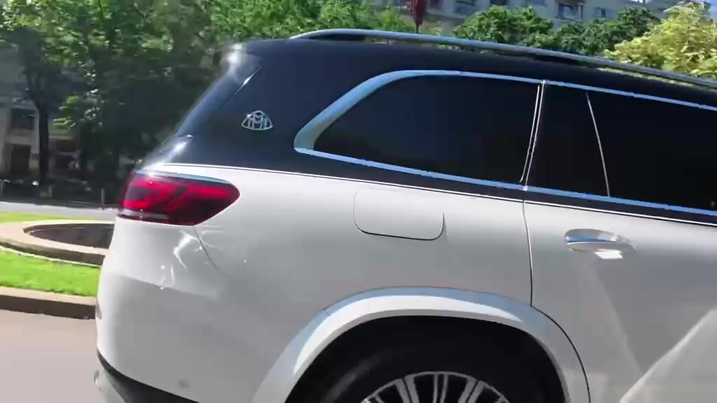 Mercedes-Maybach GLS 600 alb filmat în prezentare
